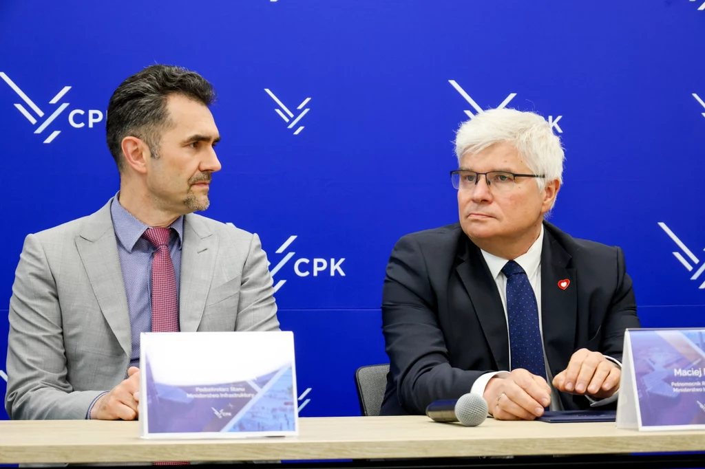 Pełnomocnik rządu ds. CPK Maciej Lasek (P) oraz wiceminister infrastruktury Piotr Malepszak (L)