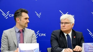 Pełnomocnik rządu ds. CPK Maciej Lasek (P) oraz wiceminister infrastruktury Piotr Malepszak (L)