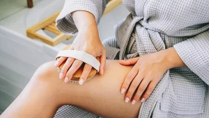 Szczotkowanie na sucho poprawia krążenie i pomaga w zmniejszaniu obrzęków