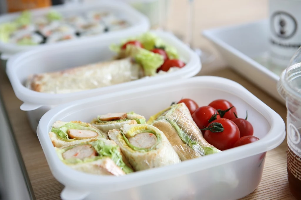 Specjalistyczne cateringi oferują obecnie szeroki wybór diet eliminacyjnych – bezglutenowe, bez laktozy, bez nabiału, bez ryb, a także wegetariańskie i wegańskie Specjalistyczne cateringi oferują obecnie szeroki wybór diet eliminacyjnych – bezglutenowe, bez laktozy, bez nabiału, bez ryb, a także wegetariańskie i wegańskie
