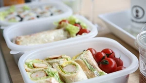 Specjalistyczne cateringi oferują obecnie szeroki wybór diet eliminacyjnych – bezglutenowe, bez laktozy, bez nabiału, bez ryb, a także wegetariańskie i wegańskie
