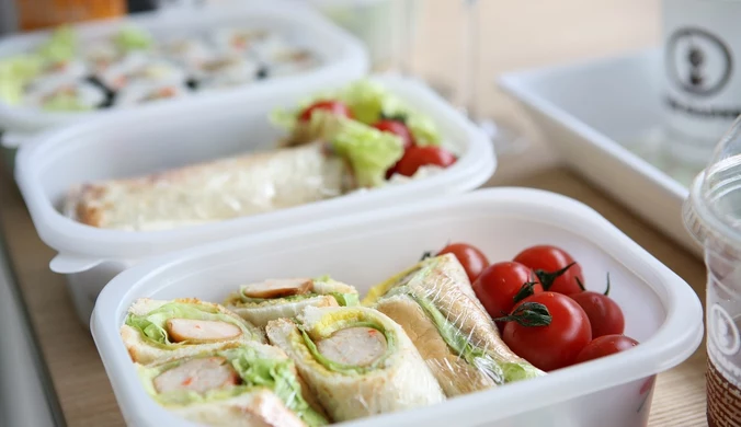 Specjalistyczne cateringi oferują obecnie szeroki wybór diet eliminacyjnych – bezglutenowe, bez laktozy, bez nabiału, bez ryb, a także wegetariańskie i wegańskie