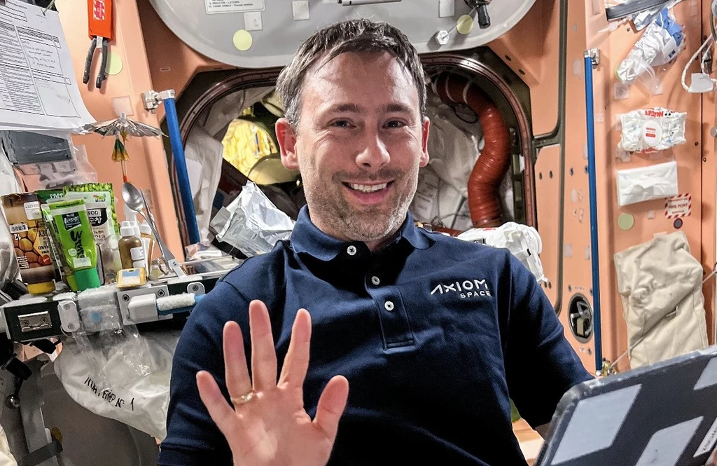 Sławosz Uznański-Wiśniewski w kosmosie. Polak rozpoczyna eksperymenty na ISS. Sławosz Uznański-Wiśniewski w kosmosie. Polak rozpoczyna eksperymenty na ISS.