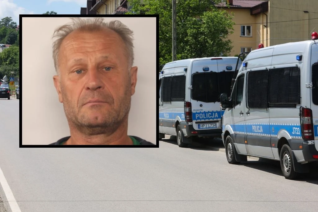Obława za 57-latkiem podejrzewanym o zabójstwo dwóch osób Portret mężczyzny umieszczony w ramce na tle ulicy z zaparkowanymi radiowozami policyjnymi, po lewej stronie droga, po prawej budynki mieszkalne i radiowozy.