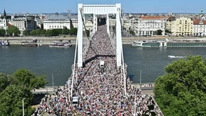 Tłum ludzi w Budapeszcie, mimo zakazu. "Orban ostrzegł"