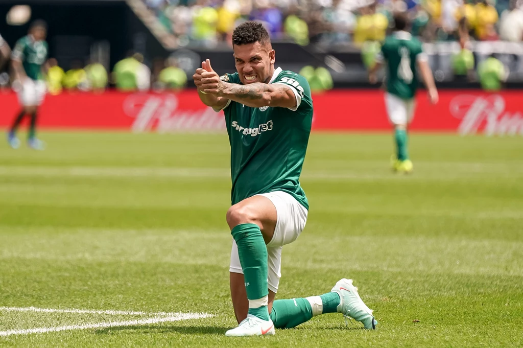 Paulinho celebrujący gola Paulinho celebrujący gola
