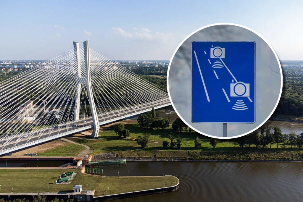 Most wantowy nad rzeką w otoczeniu zieleni i miasta, z wklejonym znakiem informującym o automatycznej kontroli prędkości na drodze.