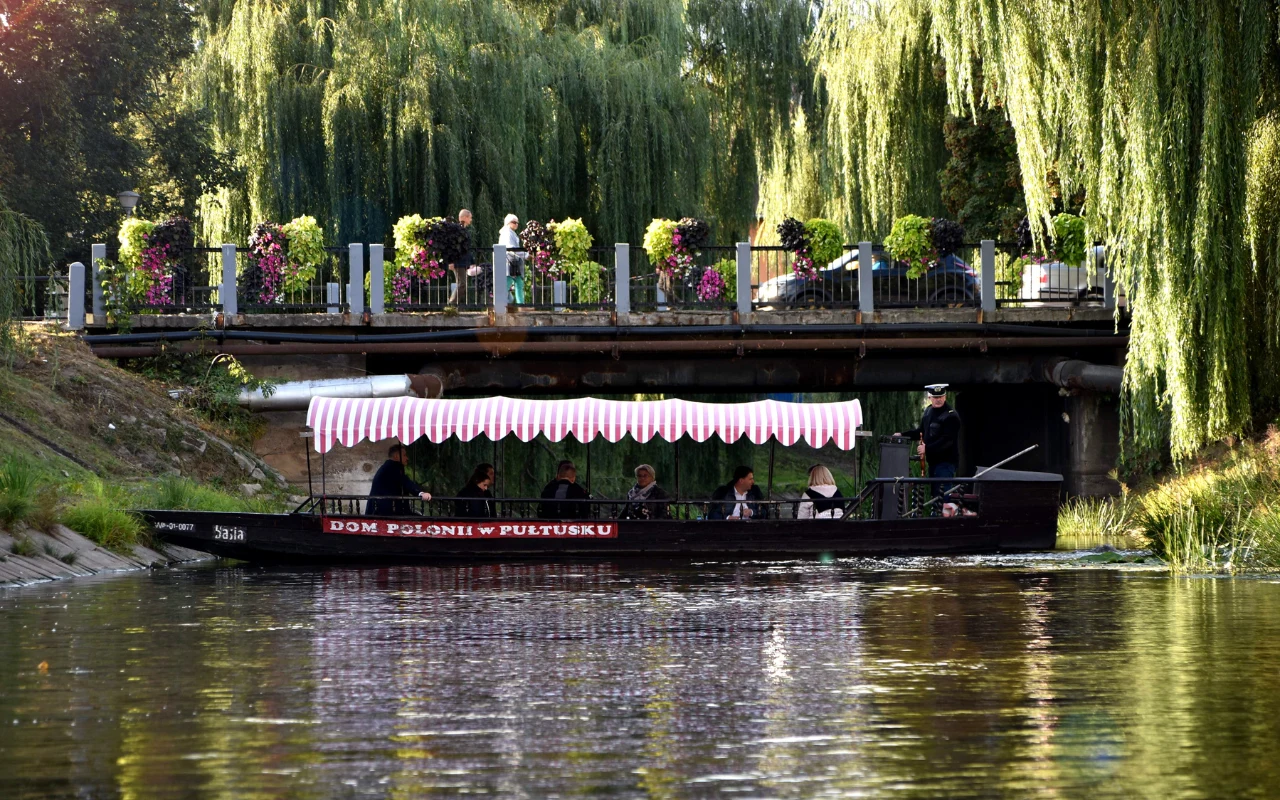 Gondole pływają po rozlewisku Narwii w okolicy pułtuskiego zamku