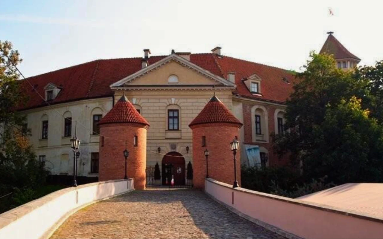 Do zamku w Pułtusku wchodzi się przez piękny most arkadowy