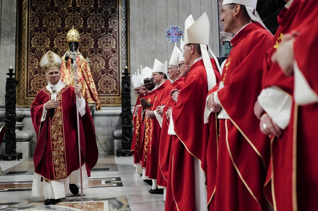 Papież Leon XIV nałożył paliusze trzem polskim metropolitom Papież Leon XIV nałożył paliusze trzem polskim metropolitom