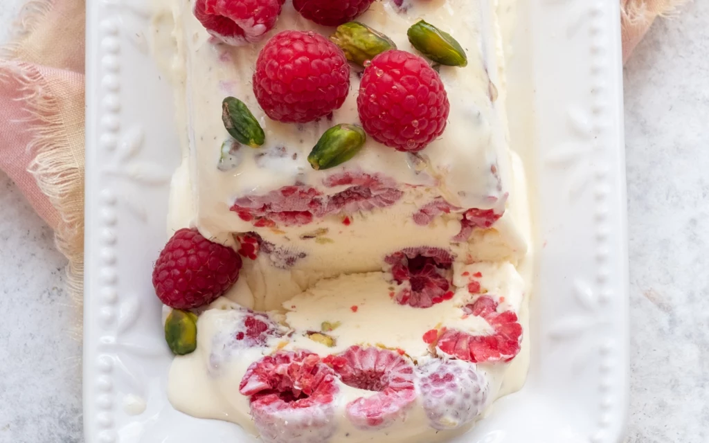 Semifreddo z malinami