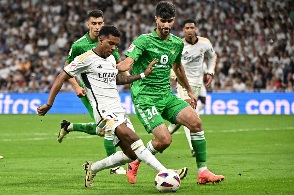 Ricardo Visus (nr 34) w pojedynku z Rodrygo z Realu Madryt Ricardo Visus (nr 34) w pojedynku z Rodrygo z Realu Madryt