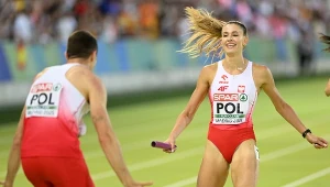 Natalia Bukowiecka na mecie. Tyłem Daniel Sołtysiak