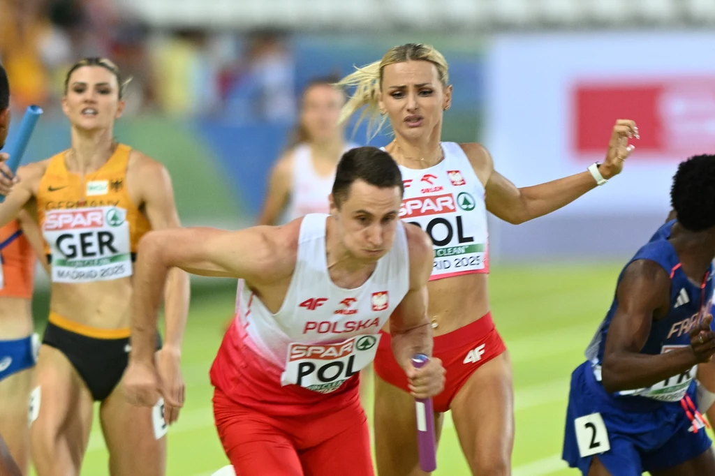 Justyna Święty-Ersetic i Daniel Sołtysiak Polscy lekkoatleci podczas sztafety mieszanej, zawodnik przekazuje pałeczkę koleżance z drużyny, w tle rywale z innych krajów.