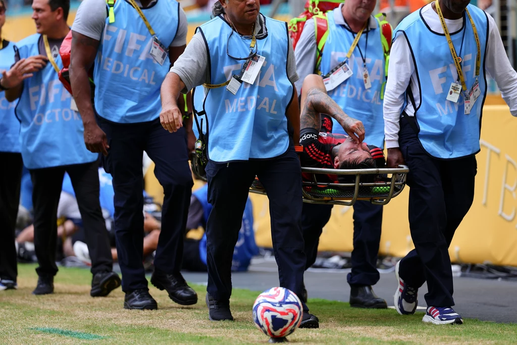 Erick Pulgar, czyli pechowiec spotkania - najpierw samobójczy gol, potem kontuzja Erick Pulgar, czyli pechowiec spotkania - najpierw samobójczy gol, potem kontuzja