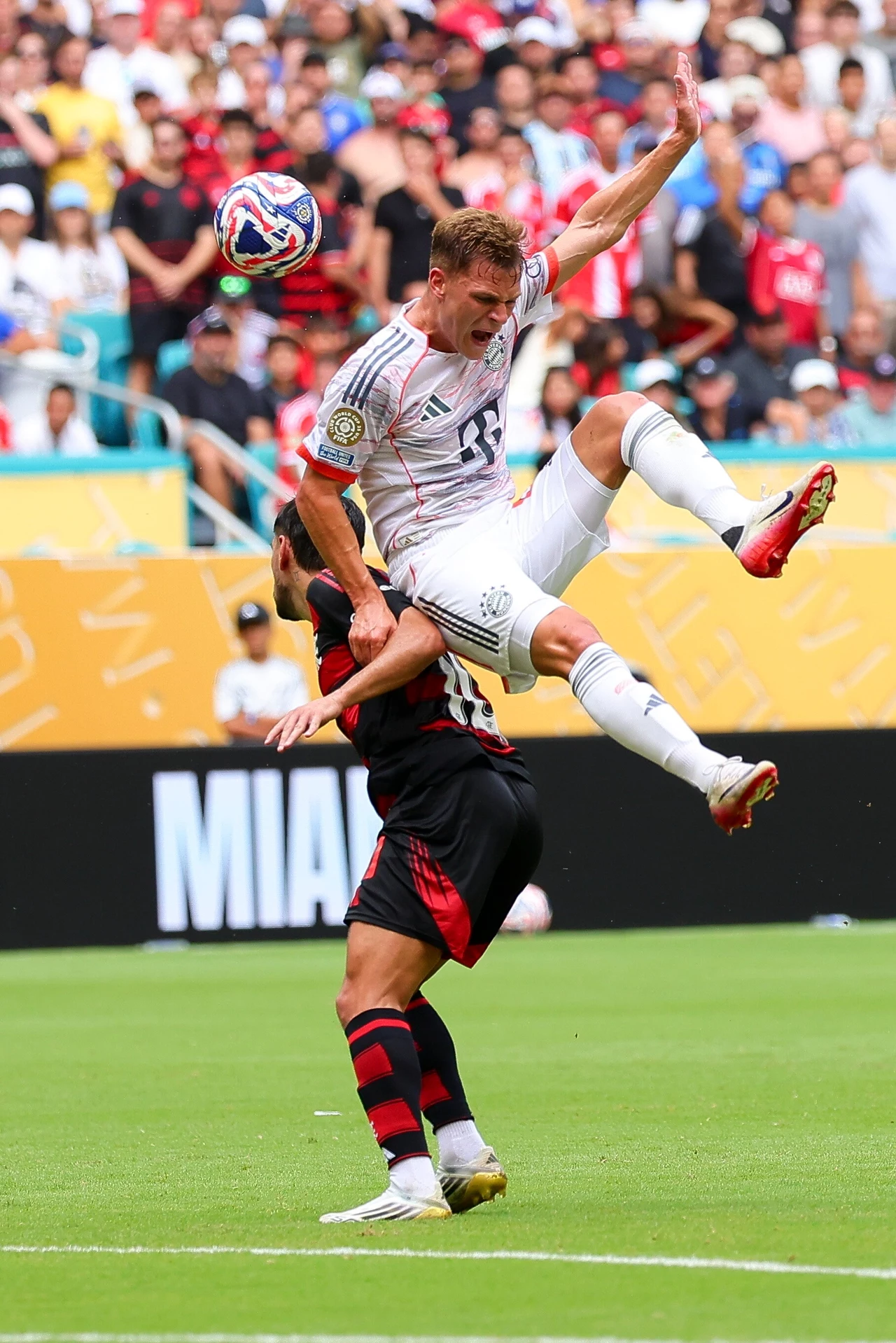 Joshua Kimmich (na pierwszym planie) kontra Giorgian De Arrascaeta Joshua Kimmich (na pierwszym planie) kontra Giorgian De Arrascaeta