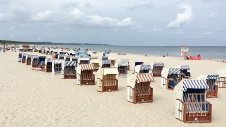 Plaża w Świnoujściu jest na tyle szeroka, że pozwala na komfortowe rozstawienie leżaków i parawanów wielu turystom.