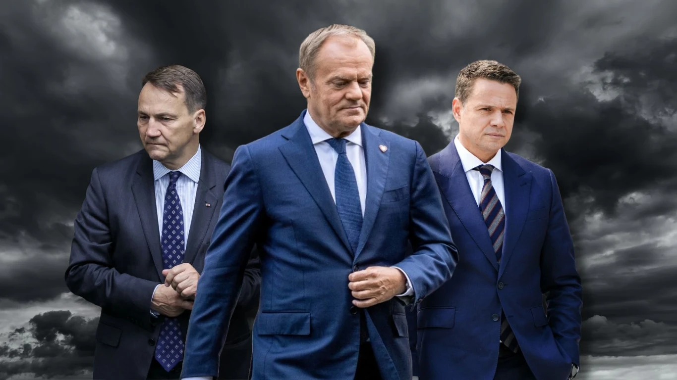 Minister Spraw Zagranicznych Radosław Sikorski, premier Donald Tusk oraz prezydent Warszawy Rafał Trzaskowski Trzech mężczyzn w garniturach przed burzowym, ciemnym niebem, stojący blisko siebie, patrzący w różnych kierunkach, wyrażający powagę i skupienie.