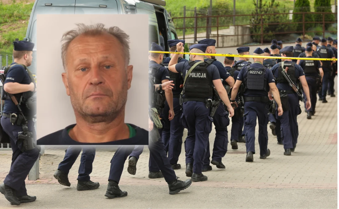 Obława za Tadeuszem Dudą. Trwają poszukiwania Grupa policjantów w pełnym umundurowaniu, zgromadzona wokół policyjnych pojazdów i otoczona żółtą taśmą zabezpieczającą teren, na pierwszym planie wyraźnie widoczne zdjęcie poszukiwanego mężczyzny.