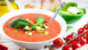 Zupa pomidorowa bez gotowania, w sam raz na upały. Orzeźwia, syci i smakuje