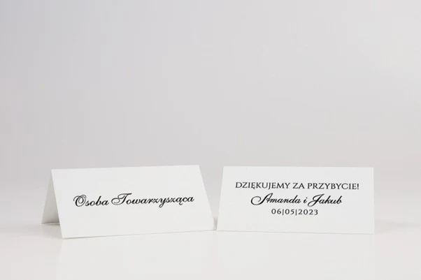 Biała winietka z czarnym nadrukiem to ponadczasowy wzór