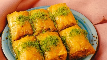 Turecka baklawa to słodki i sycący deser z dodatkiem pistacji 