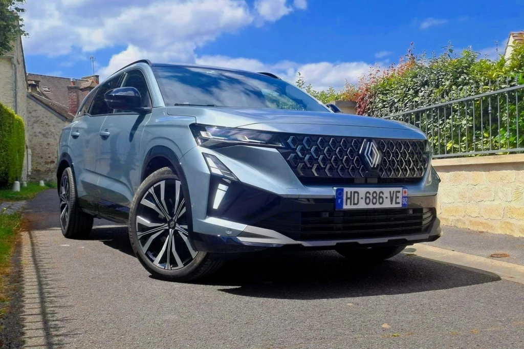 Renault Espace i Symbioz z poprawionymi napędami. Rzucają wyzwanie Toyocie. Renault Espace i Symbioz z poprawionymi napędami. Rzucają wyzwanie Toyocie.