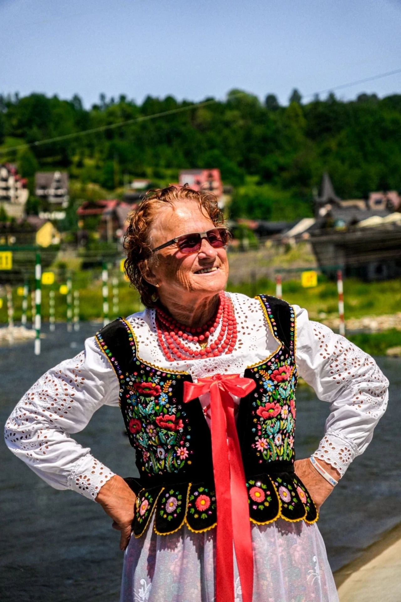 Maria Ćwiertniewicz w regionalnym stroju