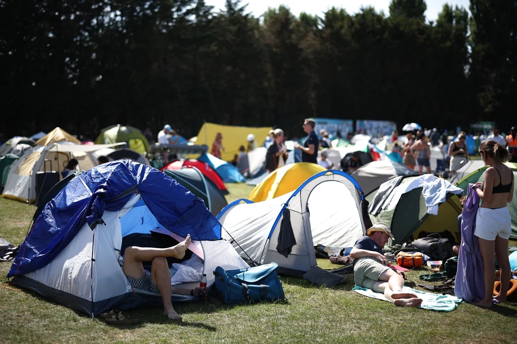 Kibice na polu namiotowym, zlokalizowanym w sąsiedztwie kortów Wimbledonu Kibice na polu namiotowym, zlokalizowanym w sąsiedztwie kortów Wimbledonu