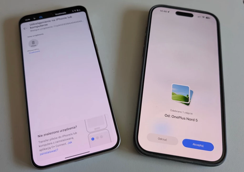 Dzięki O+ Connect można liczyć na pewną integrację z urządzeniami Apple. Dwa smartfony leżące obok siebie na jasnej powierzchni, jeden z nich wyświetla ekran przesyłania plików z urządzenia OnePlus Nord 5, drugi oczekuje na wybór akcji, oba ekrany są jasno oświetlone.
