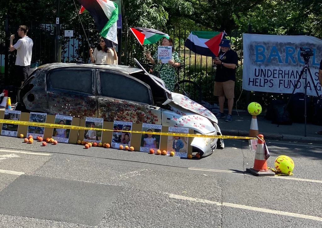 Spalony i podziurawiony od kul samochód - symboliczny motyw protestu w Londynie Spalony i podziurawiony od kul samochód - symboliczny motyw protestu w Londynie