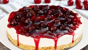 Kruchy, maślany spód, puszysty krem i frużelina wiśniowa. Raj na talerzu