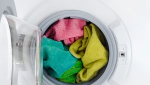 Wlej to do prania, a będzie czyste i pachnące jak łąka. Kosztuje tylko 2 złote