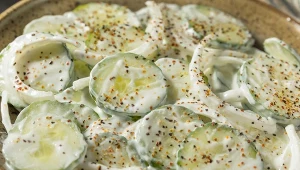 Polskie surówki nie mają do niej podejścia. Mizeria po szwedzku zachwyci każdego