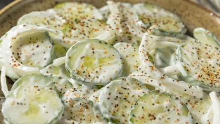 Mizeria po szwedzku to ciekawa alternatywa dla polskiej wersji tego dania. Jest bardziej pikantna, a w opinii niektórych smczniejsza