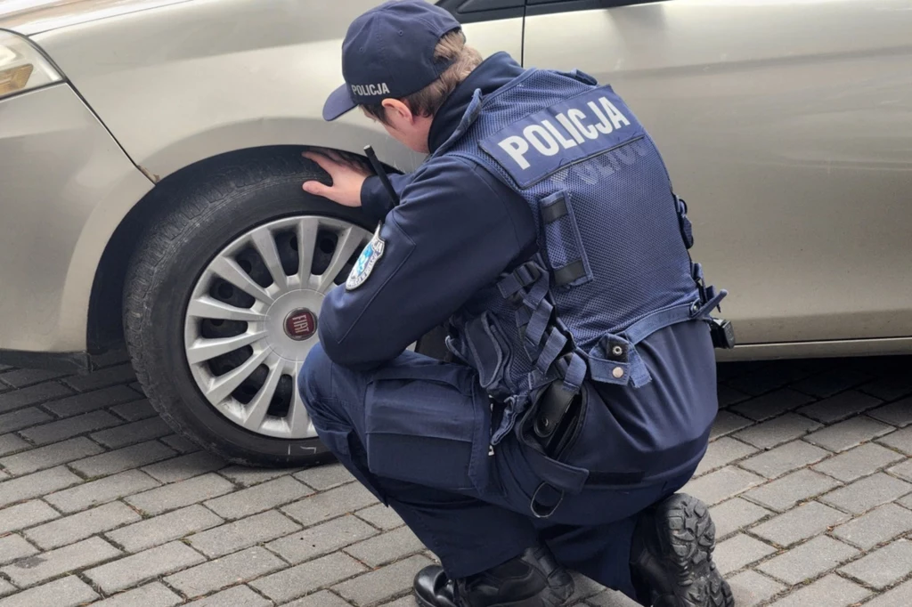 Policjanci coraz częściej kontrolują stan opon w samochodzie. Maksymalny mandat może wynieść 3 tys. zł.