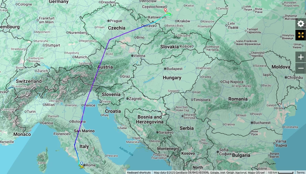 Trasa lotu W46191 / WMT7070 z Rzymu do Poznania. Lot został przekierowany do Katowic (zrzut ekranu) Trasa lotu zaznaczona linią prowadzi z okolic Rzymu we Włoszech przez Austrię, Czechy aż do Katowic w Polsce, na tle mapy Europy Środkowej z widocznymi granicami państw i miastami.