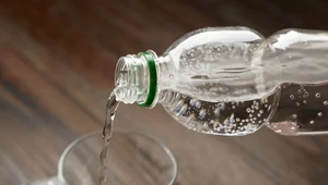 Woda znanego producenta pilnie wycofana ze sklepów. Zawiera bakterie E.coli