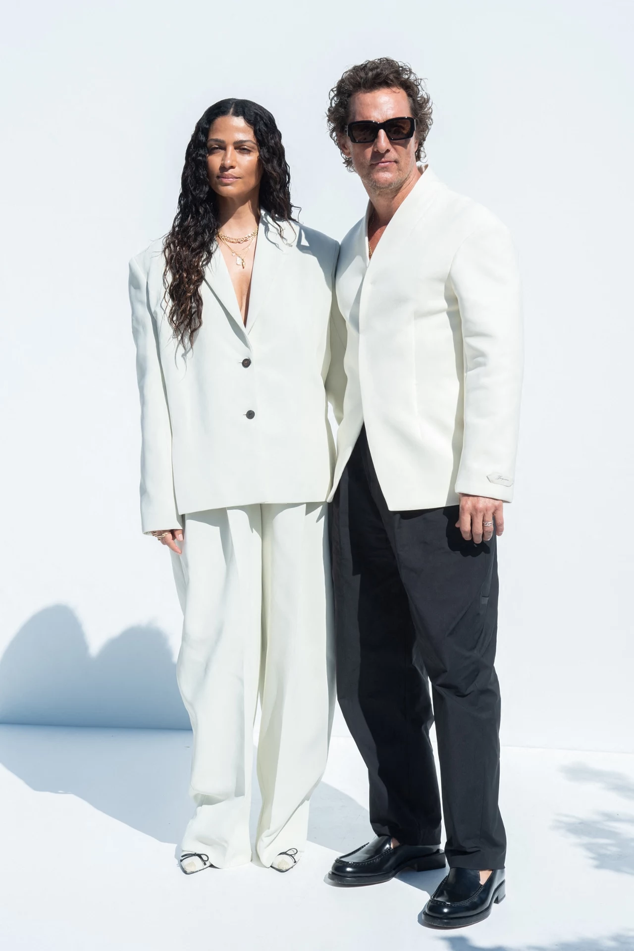 Camilla Alves i Matthew McConaughey w stylizacjach z pazurem 