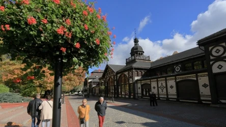 Deptak i zabytkowa pijalnia wód w uzdrowisku Szczawno-Zdrój