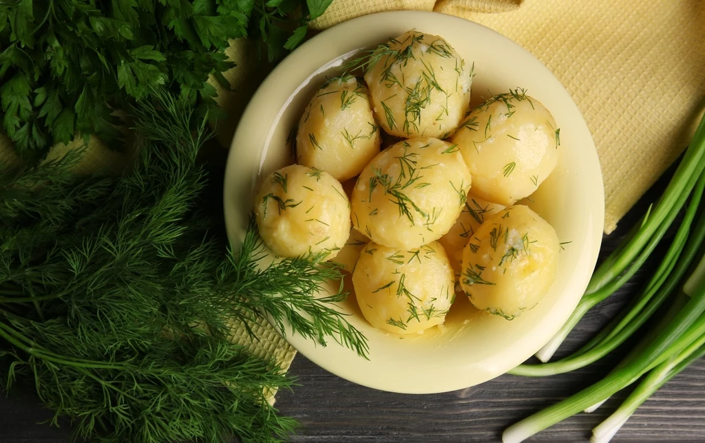 Młode ziemniaki to genialna baza do prostych, letnich sałatek