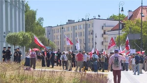 Tłum przed Sądem Najwyższym. Manifestanci czekają na decyzję