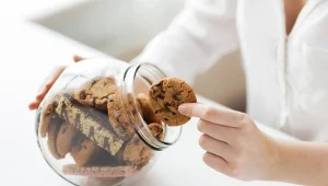 Kobiety częściej sięgają po słodycze m.in. ze względu na wahania hormonalne 