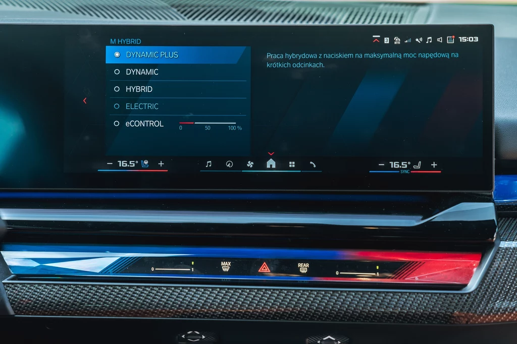 BMW M5 oferuje kilka trybów działania układu napędowego - od skupiania się na bezemisyjnej jeździe, do maksymalnego wykorzystania elektrycznego wspomagania podczas sportowej jazdy Cyfrowy panel kontrolny samochodu z menu wyboru trybów jazdy takich jak Dynamic Plus, Dynamic, Hybrid, Electric i eControl, kolorowe podświetlenie oraz szczegóły temperatury klimatyzacji widoczne poniżej ekranu.