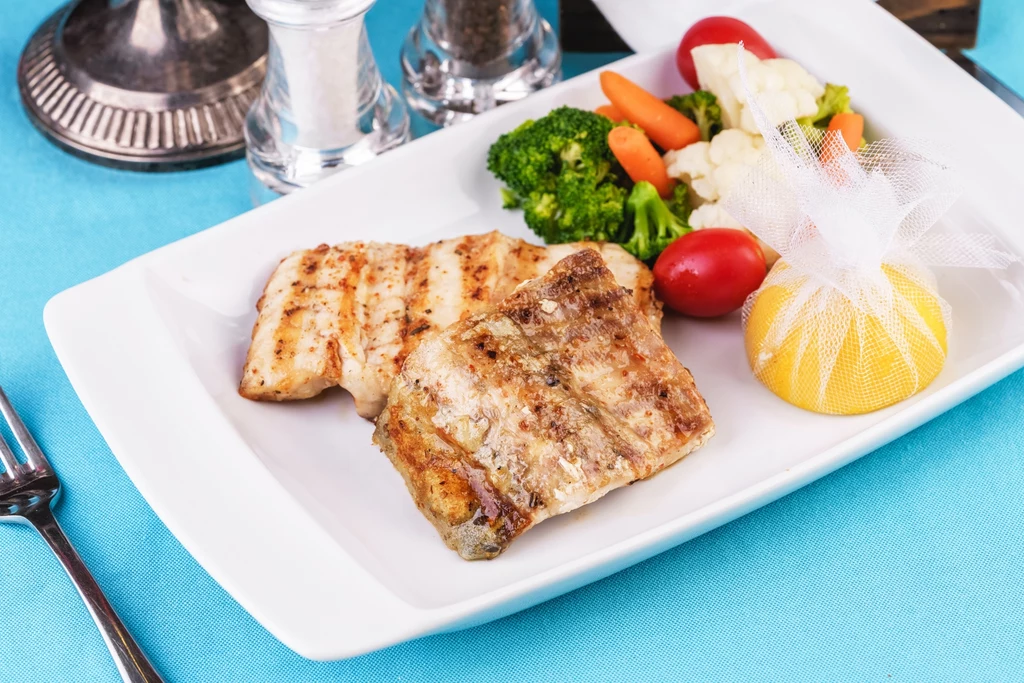 Białe delikatne mięso jesiotra nadaje się do smażenia, pieczenia i grillowania. W smaku przypomina kurczaka Białe delikatne mięso jesiotra nadaje się do smażenia, pieczenia i grillowania. W smaku przypomina kurczaka