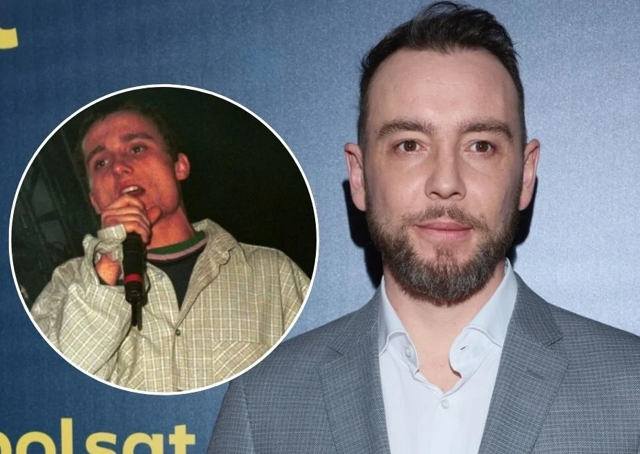 Marcin Kowalczyk wcielił się w rolę Magika w filmie o Paktofonice Mężczyzna w garniturze na tle granatowej ścianki, obok w kółku widoczna scena z młodą osobą trzymającą mikrofon podczas występu.