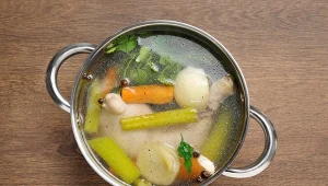 Rosół znów jest mętny? Wrzuć pod koniec gotowania, będzie złoty i klarowny