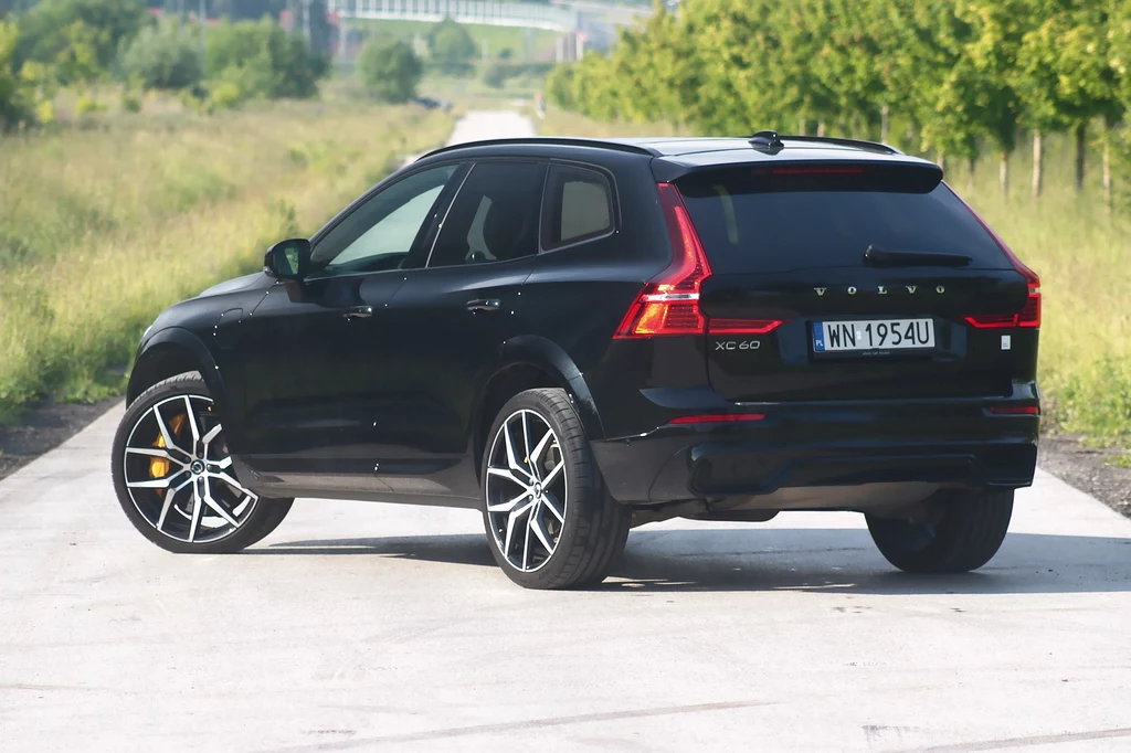 Żaden inny model w historii Volvo nie sprzedawał się tak dobrze, jak XC60 Czarny SUV Volvo XC60 stojący na betonowej drodze, otoczony zielenią, widoczny z tyłu, z polską tablicą rejestracyjną, letnia aura.