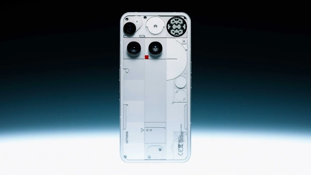 Smartfon Nothing Phone 2 widoczny od tylnej strony, przezroczysta obudowa ukazująca wnętrze urządzenia, minimalistyczny i futurystyczny design, wyraźnie zaznaczone elementy aparatu oraz komponentów elektronicznych.