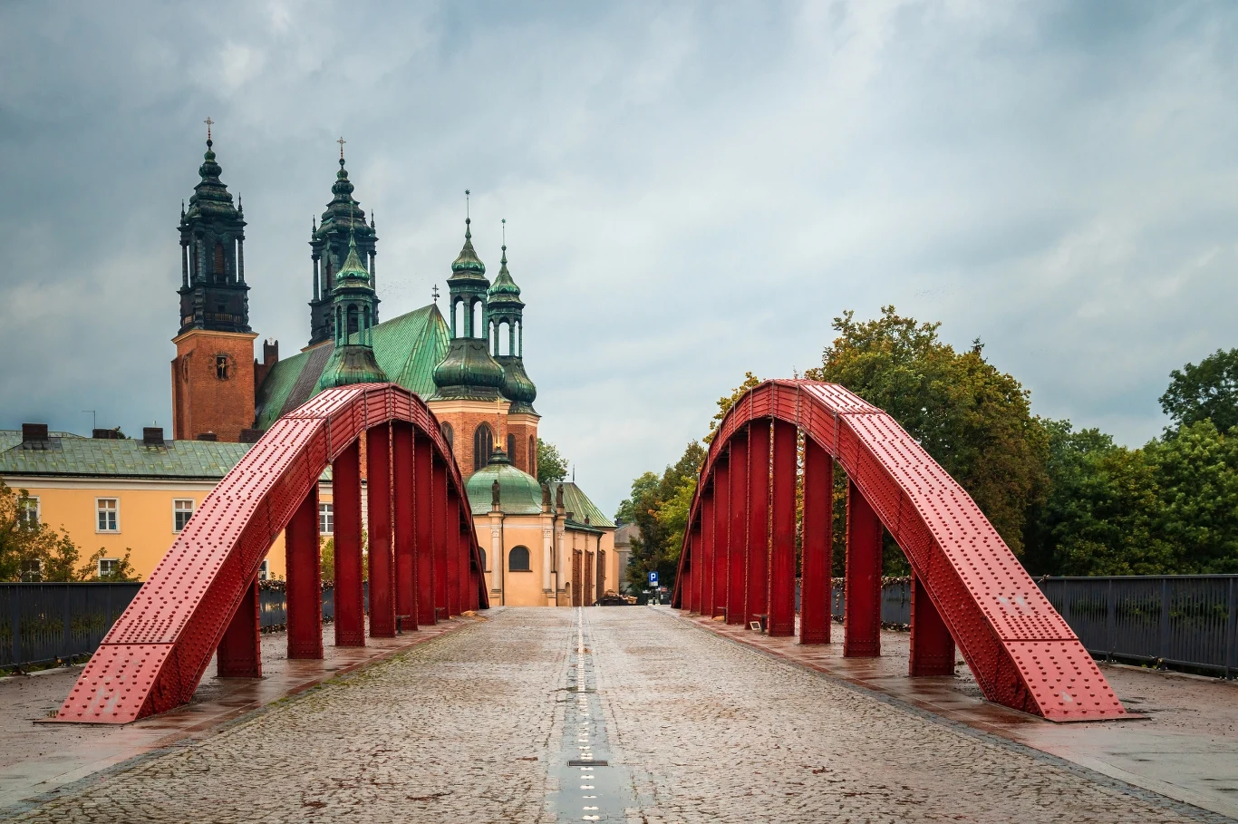 Most Biskupa Jordana, w tle katedra poznańska